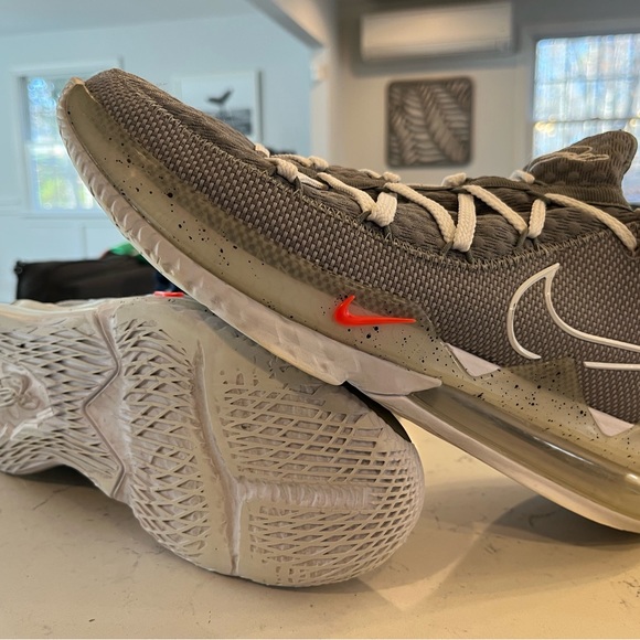 Nike LeBron basketball sneakers men’s size 13 - Picture 2 of 3